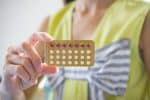 Découvrez comment le CBD peut influencer l'efficacité des contraceptifs oraux, ses effets sur le métabolisme médicamenteux, et les précautions à prendre. Informez-vous sur les dernières recherches et conseils médicaux pour une utilisation sûre du CBD avec vos traitements hormonaux.